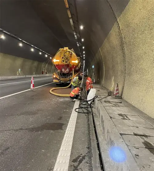 双台子隧道排水渠清淤